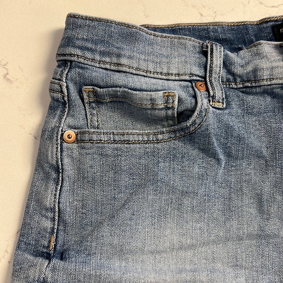 Banana Republic light blue premium denim mid-rise jean shorts - Picture 4 of 9